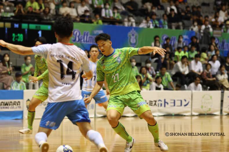 Fリーグ第17節 湘南ベルマーレ VS Y.S.C.C.横浜の試合中、躍動する選手たち