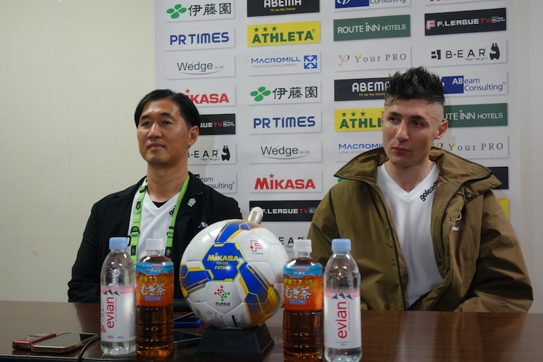 試合後会見に臨む湘南ベルマーレの伊久間洋輔監督とキャプテンのフィウーザ選手