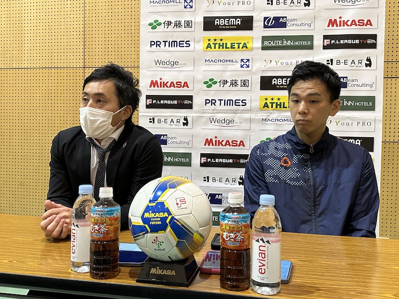 試合後会見に臨むY.S.C.C.横浜の鳥丸太作監督とゲームキャプテンの伊藤玄選手